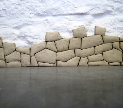 Inka Mauer | mit Oxyden eingebrannter Ton | 4,5 x 149 x 34 cm | 2014