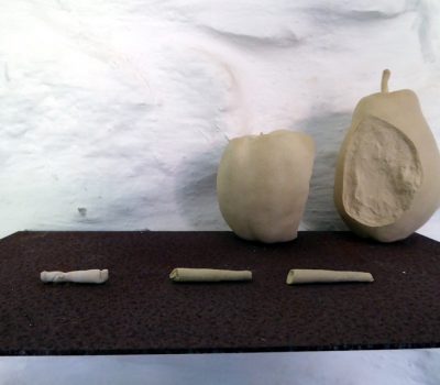 Die 2 Angebissenen | gebrannter Ton | Birne 11 x 6 x 5 cm, Apfel 7 x 6 x 6 cm, Stengel ca. 3,8 cm | 2016