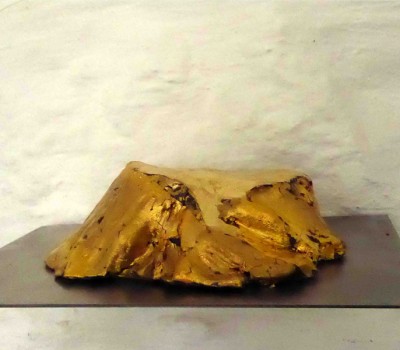 Berg der Steinbîcke | gebrannter glasierter und vergoldeter Ton | 12 x 24 x 14 cm | 2015